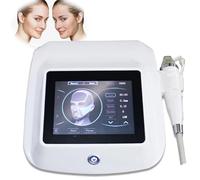 Los dispositivos de microagujas se utilizan for reducir las arrugas y rejuvenecer la piel. Los mini utilizan tecnología de radiofrecuencia segmentada y vienen con un mango de un solo mango.