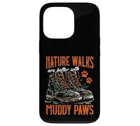 Los paseos por la naturaleza son mejores con patas fangosas caminando con perro Carcasa para iPhone 13 Pro