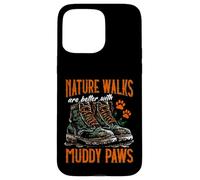 Los paseos por la naturaleza son mejores con patas fangosas caminando con perro Carcasa para iPhone 15 Pro Max