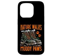 Los paseos por la naturaleza son mejores con patas fangosas caminando con perro Carcasa para iPhone 15 Pro