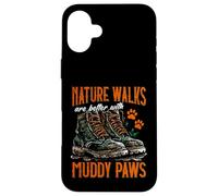 Los paseos por la naturaleza son mejores con patas fangosas caminando con perro Carcasa para iPhone 16 Plus