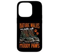 Los paseos por la naturaleza son mejores con patas fangosas caminando con perro Carcasa para iPhone 14 Pro