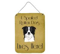 ""Los tesoros de Caroline BB1489DS1216 Aqu vive un perro mimado de Border Collie. L mina para colgar en la pared o la puerta, 40,6 x 30,5 cm. Mul