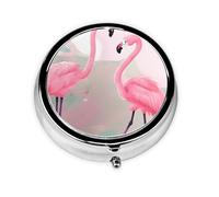 Love Flamingo Este pequeño pastillero redondo impreso es un organizador portátil de pastillas y vitaminas perfecto para bolsillos, bolsos y viajes.