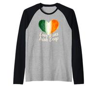 Love Runs Irish Deep Irlanda Bandera Corazón Día de San Patricio Camiseta Manga Raglan