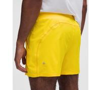 lululemon - Pantalón Corto sin Forro Pace Breaker para Hombre - 13 cm - Malla - Color Amarillo - Talla 2XL