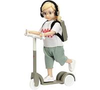 Lundby Micki Muñecas para niñas y niños - Muñeca + Scooter + Mochila + Auriculares + Gafas - Accesorios para Casas de muñecas - Muebles para Casas de muñecas - Mini muñecas de 3 años + 1:18
