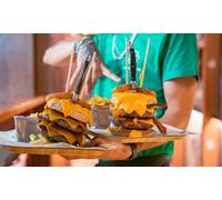 Lunes a jueves para 2 personas: menú de hamburguesa y bebida con 60 minutos de lanzamiento de hacha