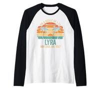 Lyra Cute Retro Girls Groovy Lyra Personalized Name Camiseta Manga Raglan