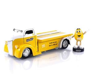 M&M's 1:24 1947 Ford COE Flatbed Die-cast Car & 2.75" Yellow Figure, Toys for Kids and Adults