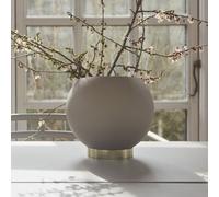 Maceta Globe de AYTM, Ø 17 cm, marrón grisáceo, aluminio, acero