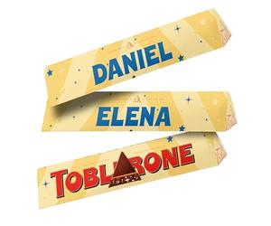 Made in Gift Pack de Tres Barras de Chocolate Suizo con Leche y Almendras de 100 gramos Toblerone Personalizadas con Nombre o Texto y Estrellas de Color Azul