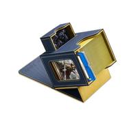 Mage Tech Caja de Mazos Commander para MTG - Diseño Patentado, Exhibición de Commander, Apta para 100 Cartas con Doble Funda, Soporte Magnético de Cartas de 35pt & Bandeja para Dados - azul/amarillo