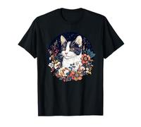 Majestuoso gato en medio de flores bajo estrellas Camiseta