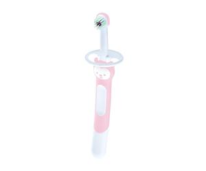 MAM Cepillo de Dientes para Bebé, Mango Extra Largo, Ergonómico y Antideslizante, Ideal para Primeros Dientes, con Protector de Seguridad, Cabezal muy Pequeño y Cerdas Extra Suaves, Rosa, Pack de 1