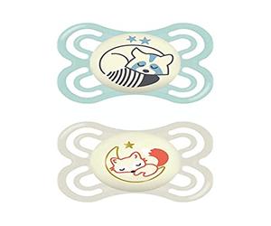 MAM Perfect Nuit Sucette de 2 à 6 mois - Silicone ultra-doux - Lot de 2 sucettes avec boîte de stérilisation - Brille dans la nuit - Vert d'eau et beige