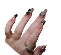 Manicura de temperamento, con explosiones de manicura de camelia degradadas hechas a mano que muestran uñas de mariposa blanca.(M)