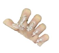 Manicura de temperamento, manicura navideña hecha a mano luciendo un pequeño parche de uña fresca con acabado nude.(S)