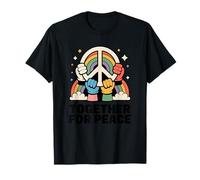 Manos multicolor sosteniendo símbolo de paz sobre arco iris Camiseta