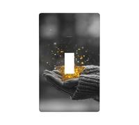 Manos sosteniendo una estrella dorada brillante cubierta decorativa para interruptor de luz de un solo interruptor, placa de pared para cocina, granja, dormitorio, baño, decoración artística