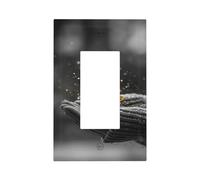 Manos sosteniendo una estrella dorada brillante interruptor de luz placa de pared cubierta de placa frontal basculante individual 1 banda, decoración de receptáculo para el hogar, cocina, habitación