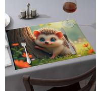 Manteles individuales azules con un bonito erizo con grandes ojos azules que se esconde detrás de un árbol en un bosque soleado, manteles individuales de alta calidad para cocina y comedor, color rosa