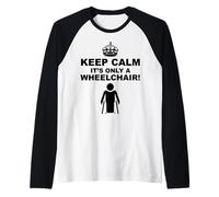 Mantenga la calma, es solo una silla de ruedas Camiseta Manga Raglan