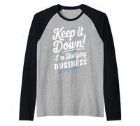 Manténgalo Abajo Estoy estudiando administración de Empresas Camiseta Manga Raglan