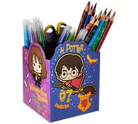 Maped - Set de Dibujo - Colección Harry Potter - 35 Piezas para Hacer Manualidades - Incluye Tijeras Infantiles, Lápices de Colores, Rotuladores de Colores, Pegatinas y 1 Portalápices para Montar
