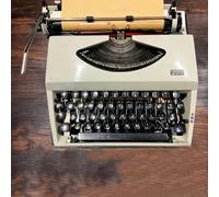 Máquina de escribir manual vintage de colección, totalmente mecánica.