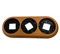 Marco triple superficie color madera con diseño elegante, ideal para enmarcar obras, fotos o documentos. Perfecto para decoración y organización.