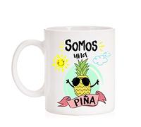 MardeTé Taza Somos una Piña. Divertida taza para regalar con una piña muy molona. Frase motivadora para amigos o amigas