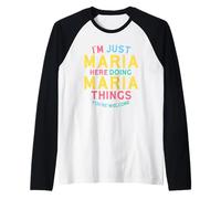 María está aquí Haciendo Cosas Divertidas con el Nombre de María Camiseta Manga Raglan