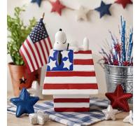 Mark Feldstein & Associates Peanuts Snoopy on Patriotic American Flag Doghouse Figurita con luces LED, funciona con pilas, coleccionable del 4 de julio, 6 pulgadas