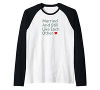 Married and Still Like Each Other Funny Marriage Design Camiseta Manga Raglan
