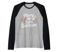Marry Me I Can Boil Water Propuesta de Cocina Básica - Camiseta Manga Raglan