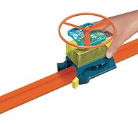 Mattel Hot Wheels Track Builder Drone Lift-Off Pack, Drone & Platform Snap onto Track, Cars Traveling Through Launch The Drone, with 1 Hot Wheels Car, Gift for Kids 6 Years Old & Up