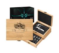 Maverton Juego de Vino Personalizado - Caja de Bambú con 4 Piezas para Vino Tinto Sacacorchos Tapones Termómetro y Anillo - Regalo Mujer Idea Regalo Mujer para Cumpleaños Día de la Madre - Castillo