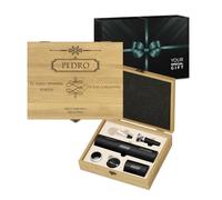 Maverton Set de Vino Personalizado - Caja de Bambú 27x22x7 cm - Regalos Originales para Hombre - Incluye Sacacorchos Abridor Cerveza Embudo Anillo Antigoteo - Padre Amigo Abuelo Cumpleaños -Decoracion
