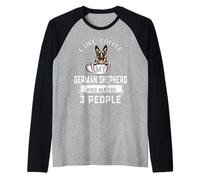 Me Gusta el café mi Perro Pastor alemán y Tal Vez 3 Personas Camiseta Manga Raglan