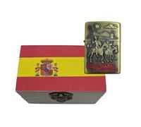 Mechero Recargable Dorado con Grabado de Escena Don Quijote. Se Envía en Cajita de Madera con la Bandera de España. Encendedor de Gasolina (Escena Quijote)