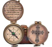 Medieval Replicas Brújula para regalo de bautismo, diseño de cruz grabada y ser fuerte y valiente, ideal para regalo de confirmación, regalo celestial de fe. Misionero, cumpleaños (acabado antiguo)
