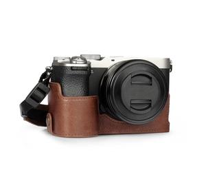 MegaGear Funda de cámara de Cuero Genuino para Sony Alpha a7C II - Elegante y Protectora (Marrón)