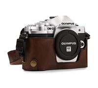 MegaGear MG1351 Ever Ready - Media Funda de Piel y Correa con Acceso a la batería para cámara Olympus OM-D E-M10 Mark III, Color marrón Oscuro