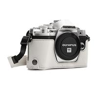 MegaGear MG1354 Ever Ready - Media Funda de Piel y Correa con Acceso a la batería para cámara Olympus OM-D E-M10 Mark III, Color Blanco
