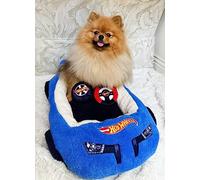 Megatoys Hot Wheels - Cama de felpa para mascotas, diseño de coche azul temático para perros y gatos con volante de juguete y neumático