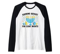 Menorá de Hanukkah brillando por Ocho Noches judía Camiseta Manga Raglan