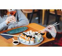 Menú japonés para 4 personas: 2 tablas de 28 piezas de sushi cada una y 4 bebidas