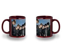 MERCHANDMANIA Taza completamente Roja recuadro chicos cantantes famosos mention me deja vu black mug jarra cerveza te infusión