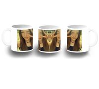 MERCHANDMANIA Taza fotoluminiscente chica tia grupo cantantes let me tell you brilla oscuridad
